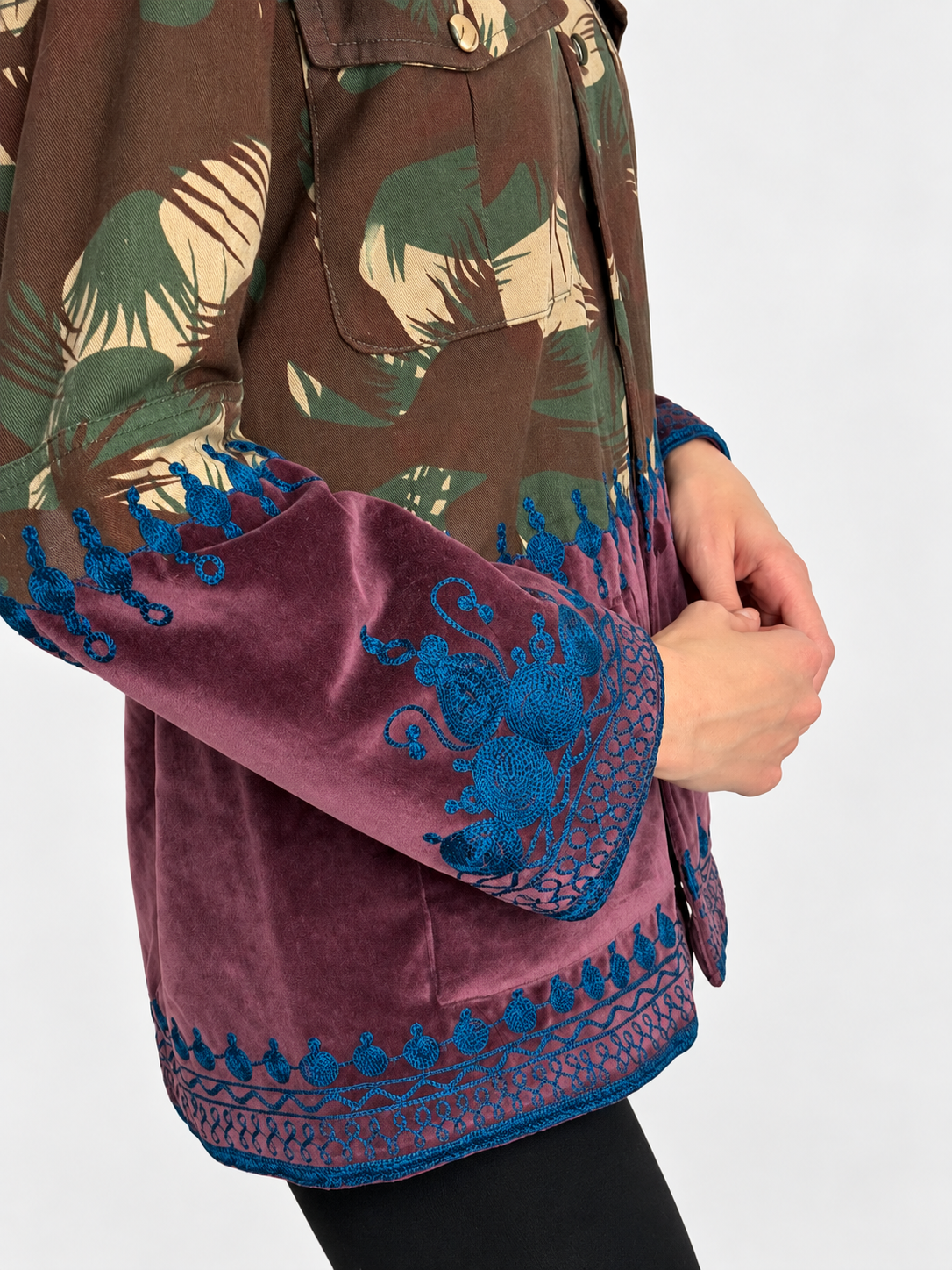 Tún Jacket in Onion velvet with blue embroidery, back view