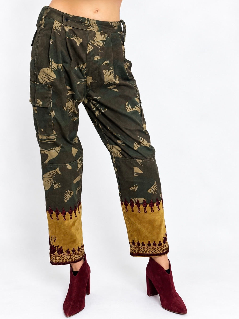Tún Cargo Pants in Yellow Gold and burgundy, modeled