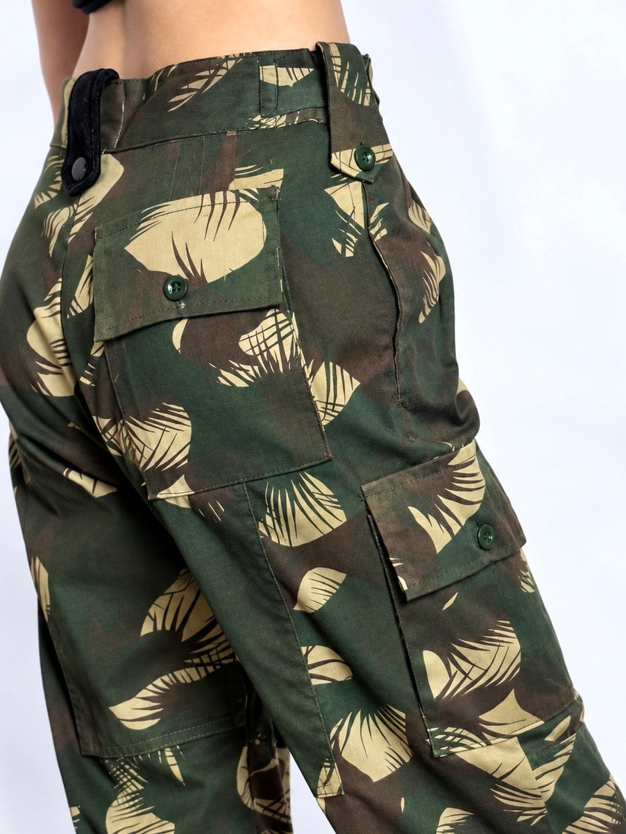 Tún Cargo Pants in Yellow Gold and burgundy, modeled front