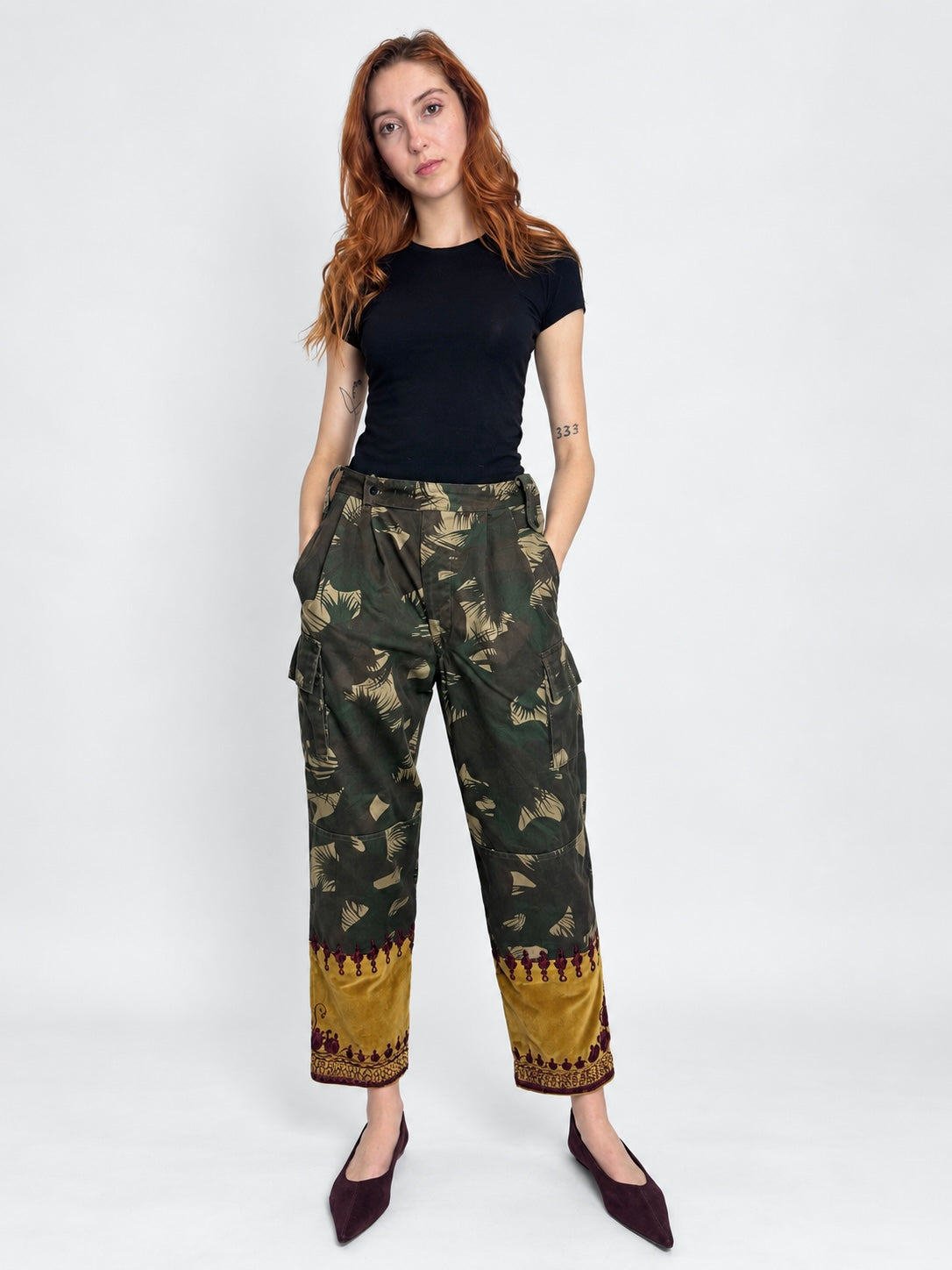 Tún Cargo Pants in Black and gold, embroidered hem