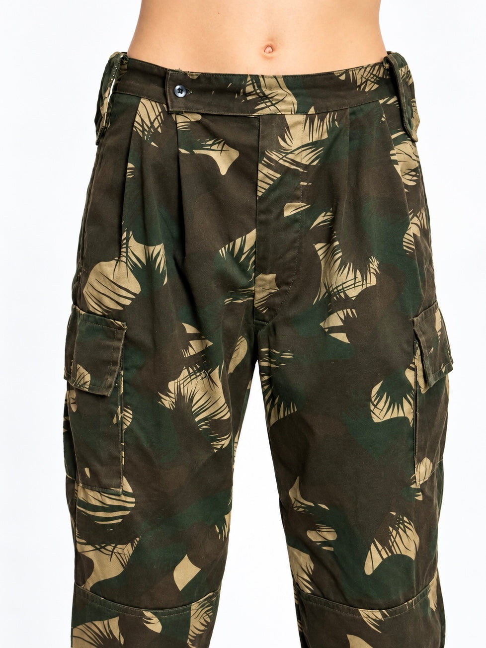 Tún Cargo Pants in Onion and blue, modeled