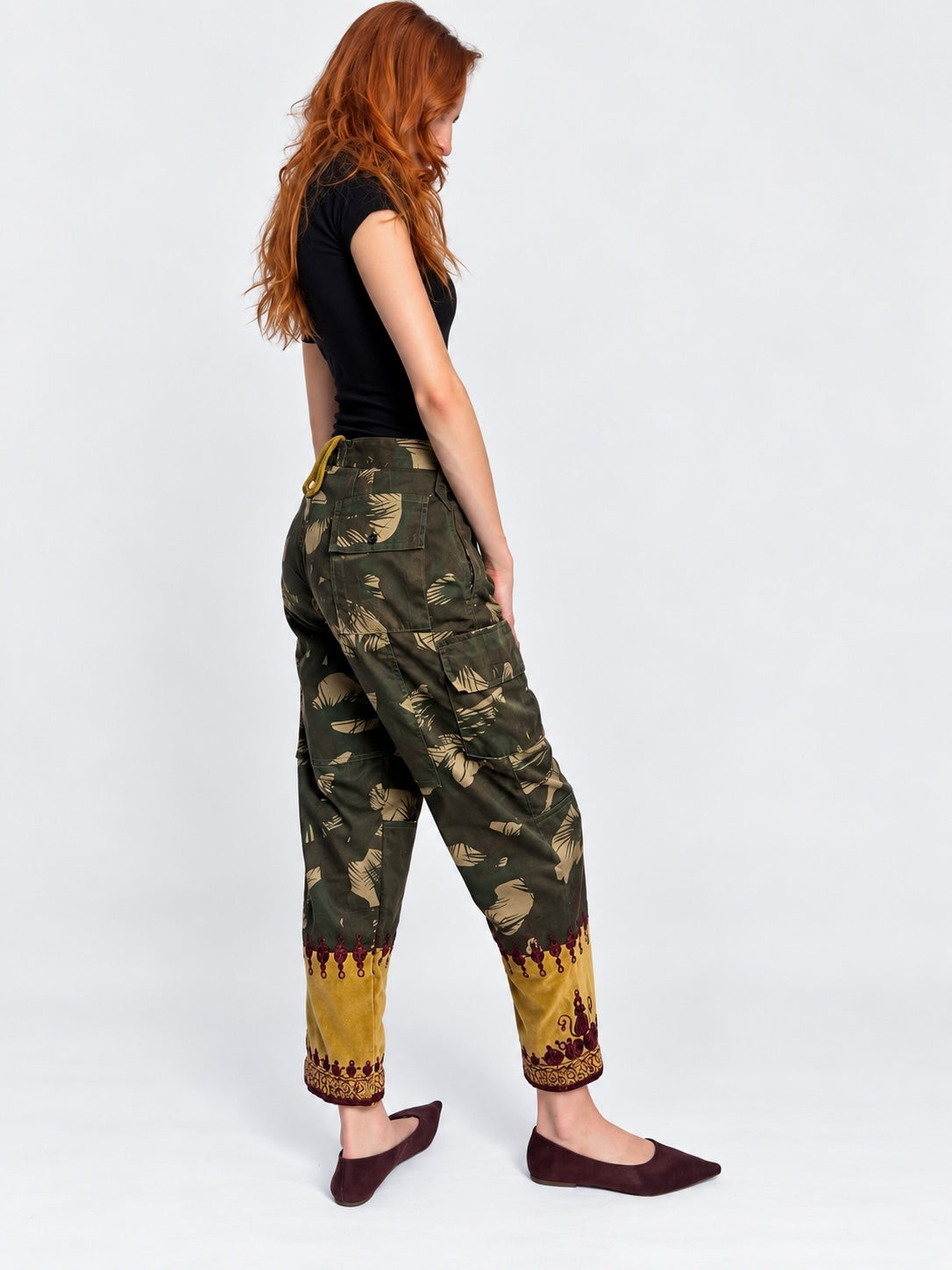 Tún Cargo Pants camouflage and back-waist velvet button tab detail