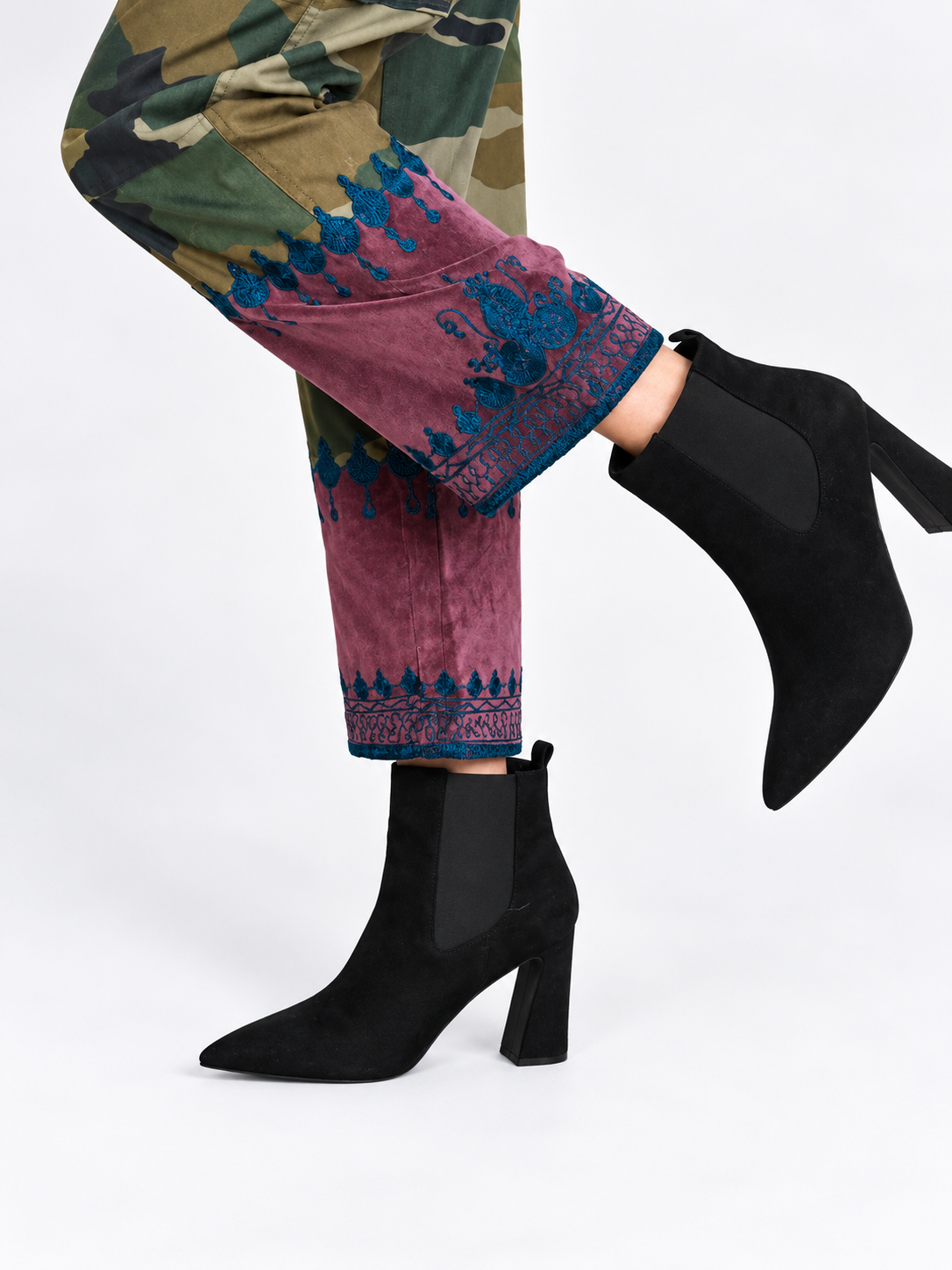 Tún Cargo Pants in Onion velvet with blue embroidery, front view