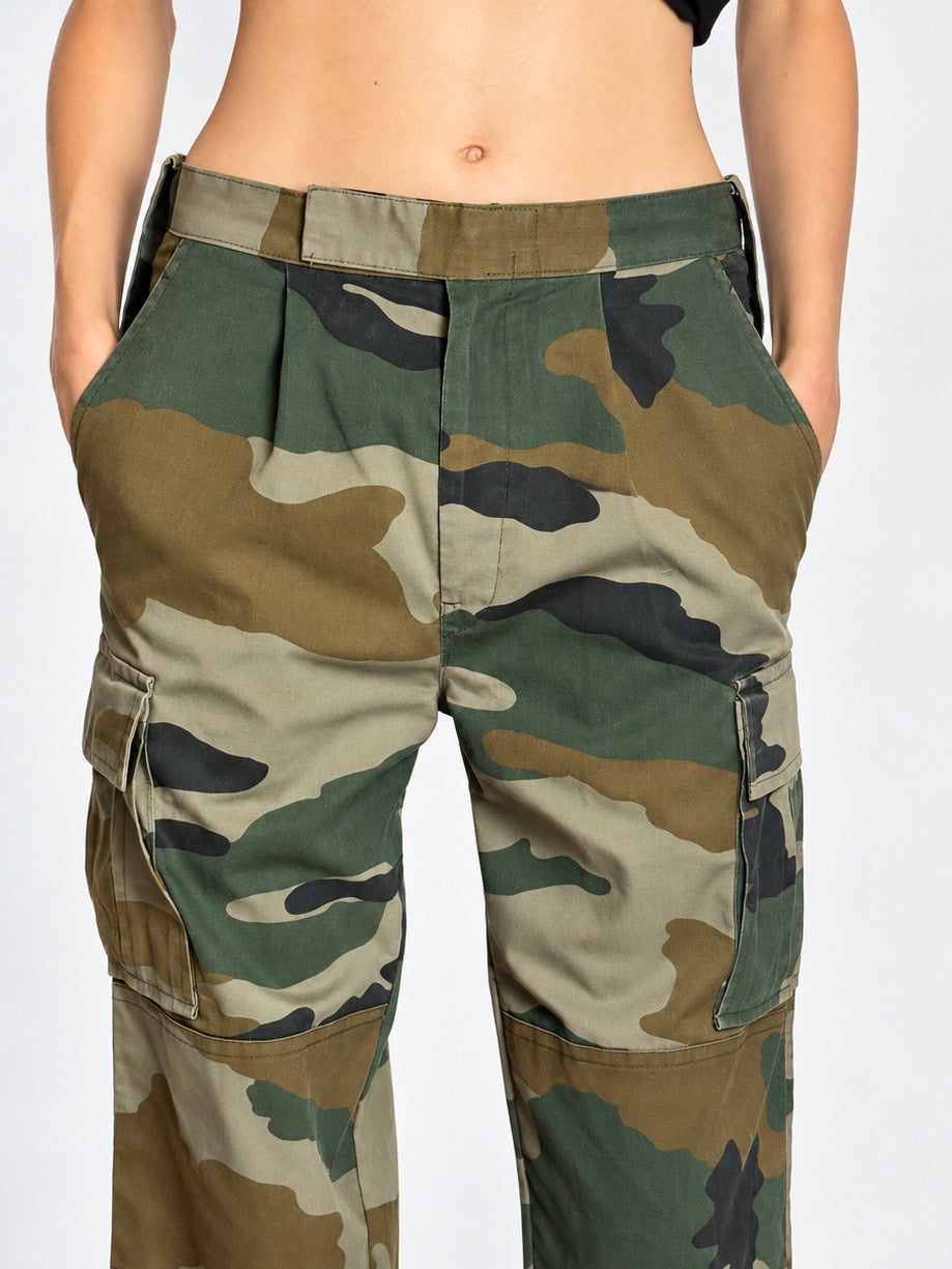 Tún Cargo Pants in Yellow Gold and burgundy, modeled side