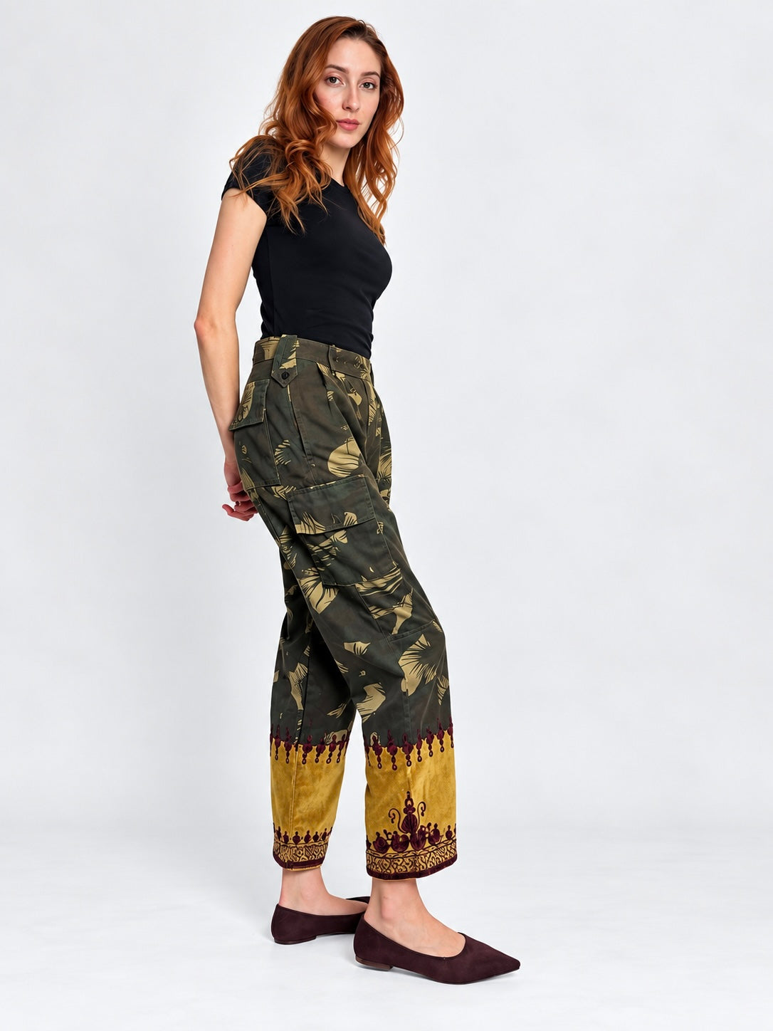 Tún Cargo Pants in Black and gold, back view