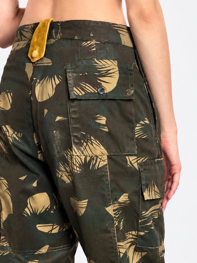 Tún Cargo Pants in Onion and blue, modeled side