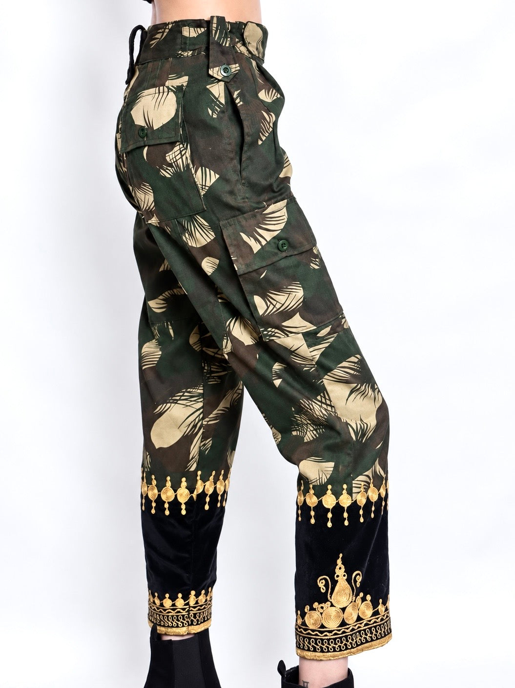 Tún Cargo Pants in Yellow Gold velvet with burgundy embroidery, front view